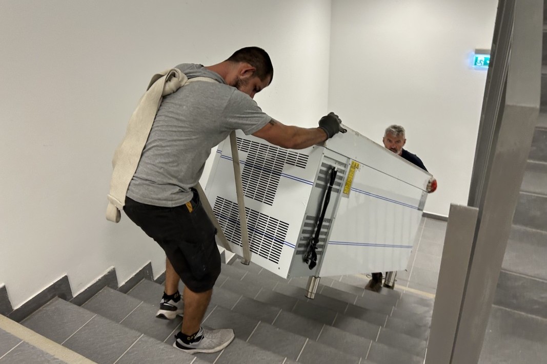 Költöztetés lépcsőházban